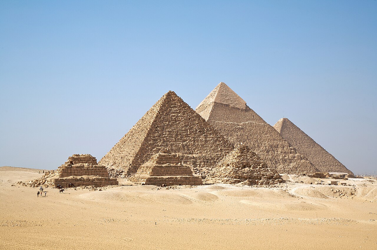 Ricardo Liberato, All Gizah Pyramids, 2006. Wikimedia Commons, CC BY-SA 2.0 Пирамиды Гизы на плато у края пустыни