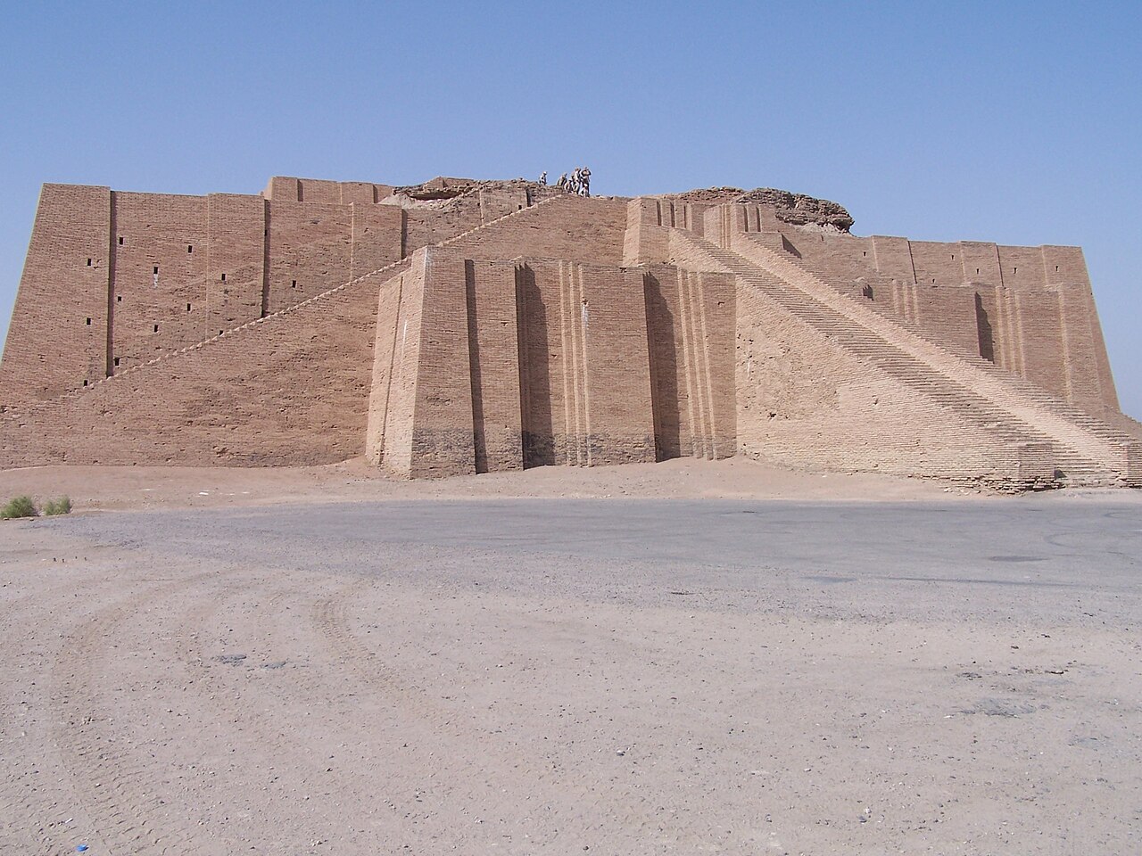 Hardnfast, Ancient ziggurat at Ali Air Base Iraq, 2005. Wikimedia Commons, CC BY 3.0 Зиккурат в Уре, святилище лунного бога Нанны
